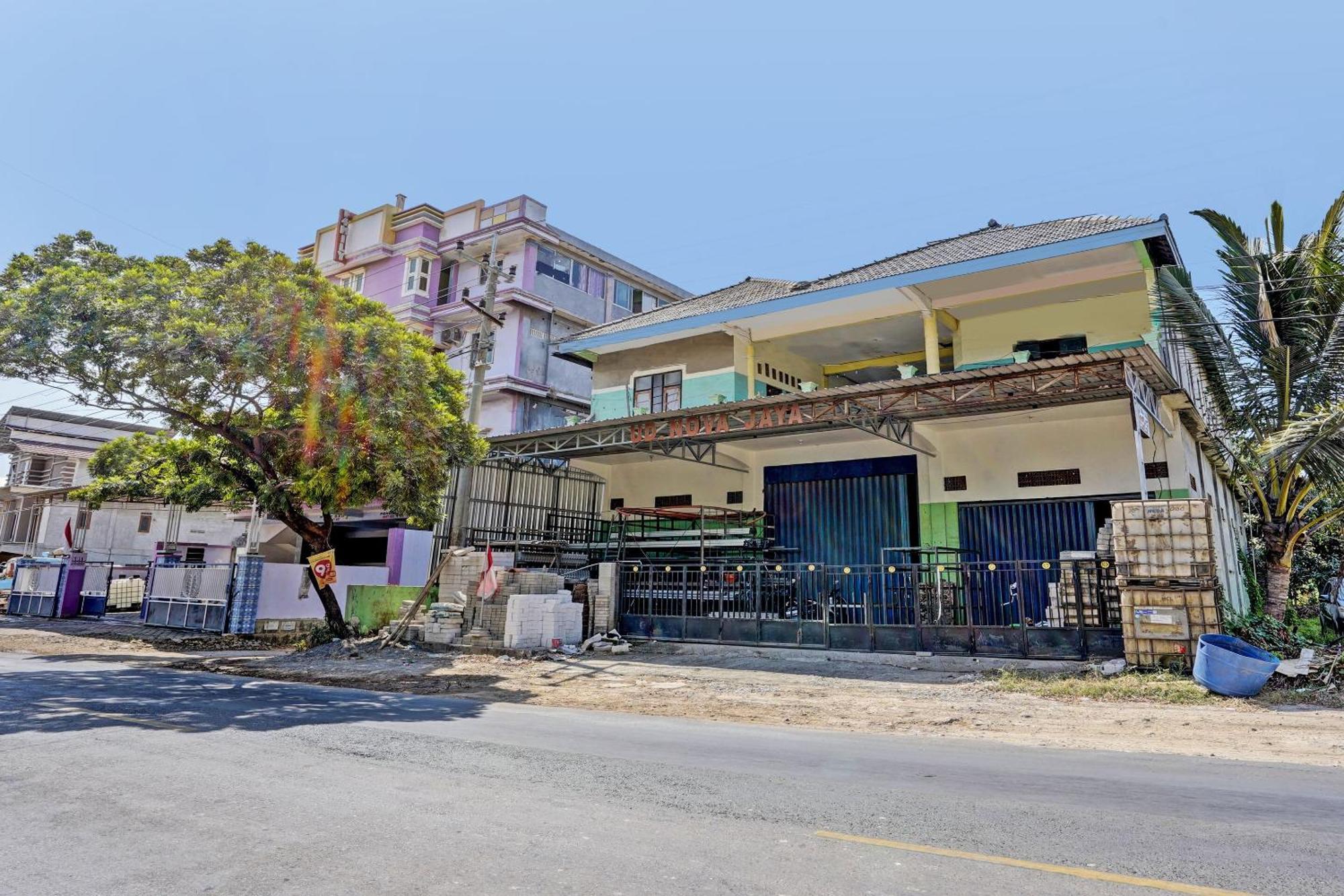Oyo Life 93037 Nova Jaya Homestay Syariah Lamongan Екстер'єр фото